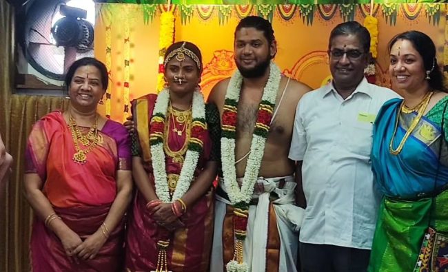 சத்தமில்லாமல் இரண்டாவது திருமணத்தை முடித்த தமிழ் பிக்பாஸ் பிரபலம்.! திருமண புகைப்படங்கள்.! 7