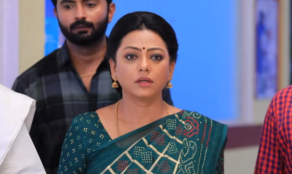 அச்சச்சோ என்னாச்சு.? பேச்சு மூச்சு இல்லாமல் கிடைக்கும் ஈஸ்வரி.! ப்ரோமோ இதோ 3