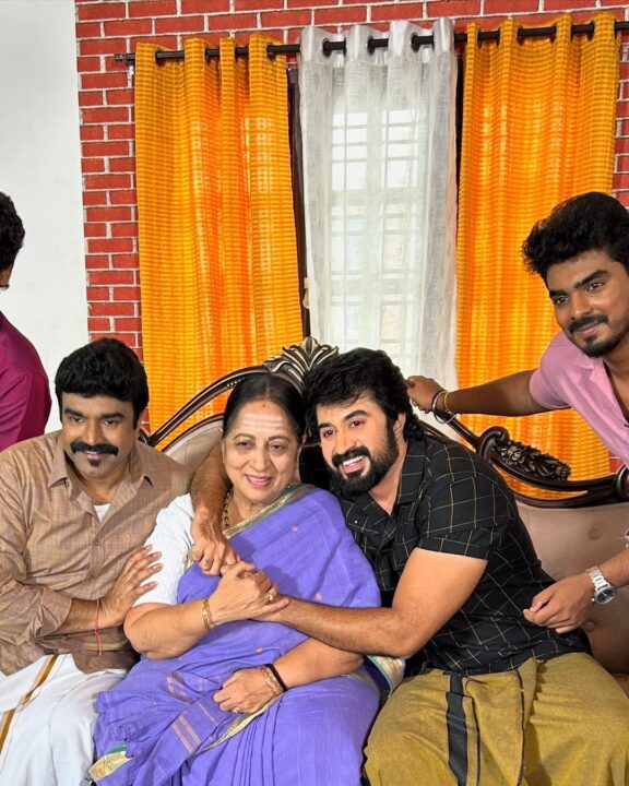 முடிவுக்கு வந்த 'எதிர்நீச்சல்' சீரியல்.! கடைசி நாள் ஷூட்டிங் ஸ்பாட்டில் இருந்து வெளியான புகைப்படங்கள்.! 11