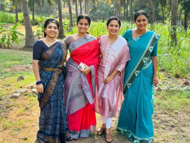 முடிவுக்கு வந்த 'எதிர்நீச்சல்' சீரியல்.! கடைசி நாள் ஷூட்டிங் ஸ்பாட்டில் இருந்து வெளியான புகைப்படங்கள்.! 3