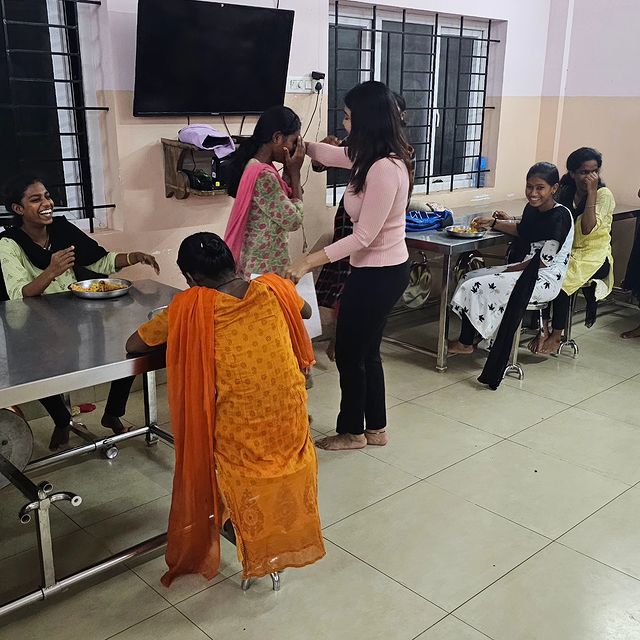 ஆதரவற்ற குழந்தைகளுக்கு உணவு வழங்கிய நடிகை தர்ஷா குப்தா...! நெகிழ்ச்சியடைந்த ரசிகர்கள்..! 11