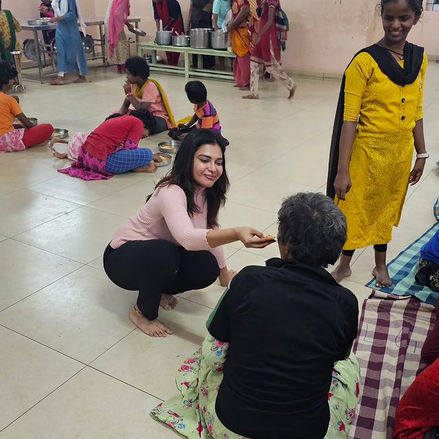 ஆதரவற்ற குழந்தைகளுக்கு உணவு வழங்கிய நடிகை தர்ஷா குப்தா...! நெகிழ்ச்சியடைந்த ரசிகர்கள்..! 7