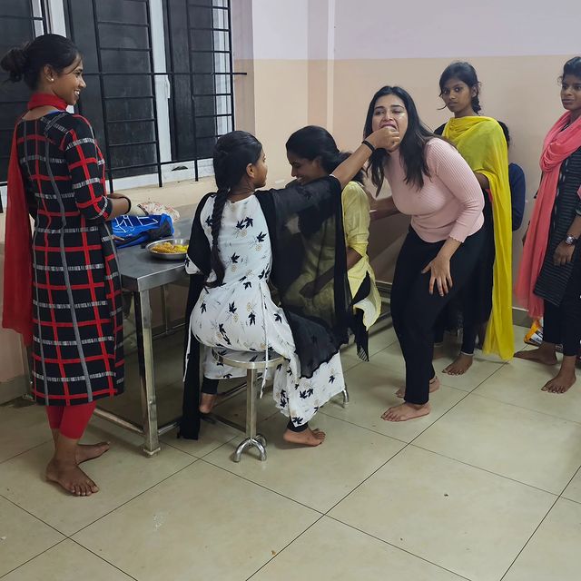 ஆதரவற்ற குழந்தைகளுக்கு உணவு வழங்கிய நடிகை தர்ஷா குப்தா...! நெகிழ்ச்சியடைந்த ரசிகர்கள்..! 9