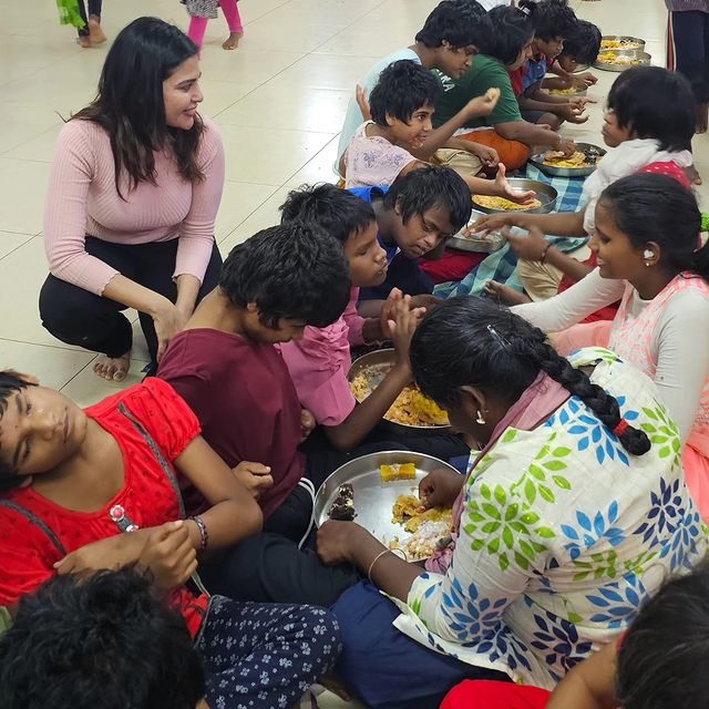 ஆதரவற்ற குழந்தைகளுக்கு உணவு வழங்கிய நடிகை தர்ஷா குப்தா...! நெகிழ்ச்சியடைந்த ரசிகர்கள்..! 3