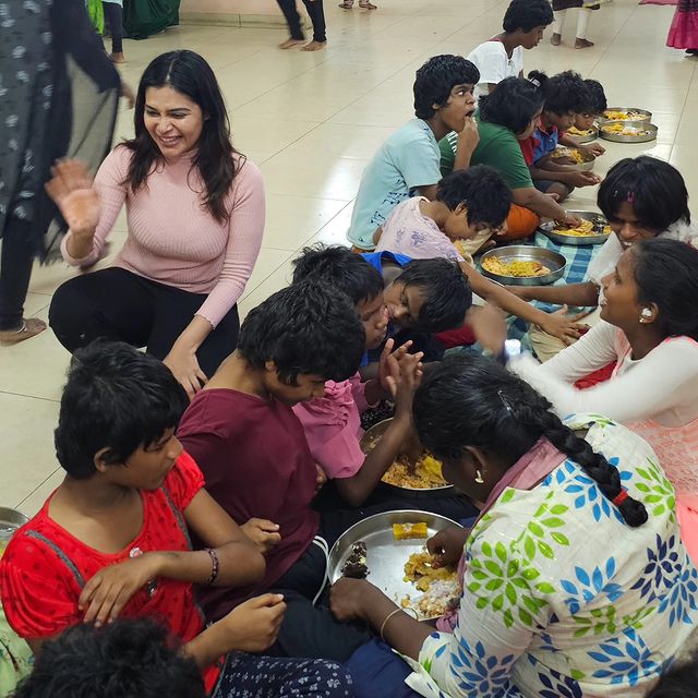 ஆதரவற்ற குழந்தைகளுக்கு உணவு வழங்கிய நடிகை தர்ஷா குப்தா...! நெகிழ்ச்சியடைந்த ரசிகர்கள்..! 5