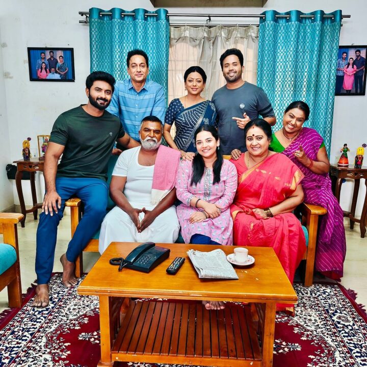 பாக்கியா வீட்டிற்கு வந்து அனைவருடன் சேர்ந்து நிற்கும் கோபி..! ராதிகாவை கைவிட்டாரா கோபி... ! ஷூட்டிங் ஸ்பாட் புகைப்படங்கள் வைரல் 3
