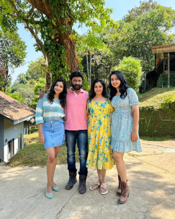 எங்க அப்பாவுக்கு கேன்சர்.. ! கையை மீறி போயிடுச்சு..! கண்ணீருடன் பிரபல சீரியல் நடிகர் மகள் வெளியிட்ட வீடியோ..! சோகத்தில் ரசிகர்கள் 3