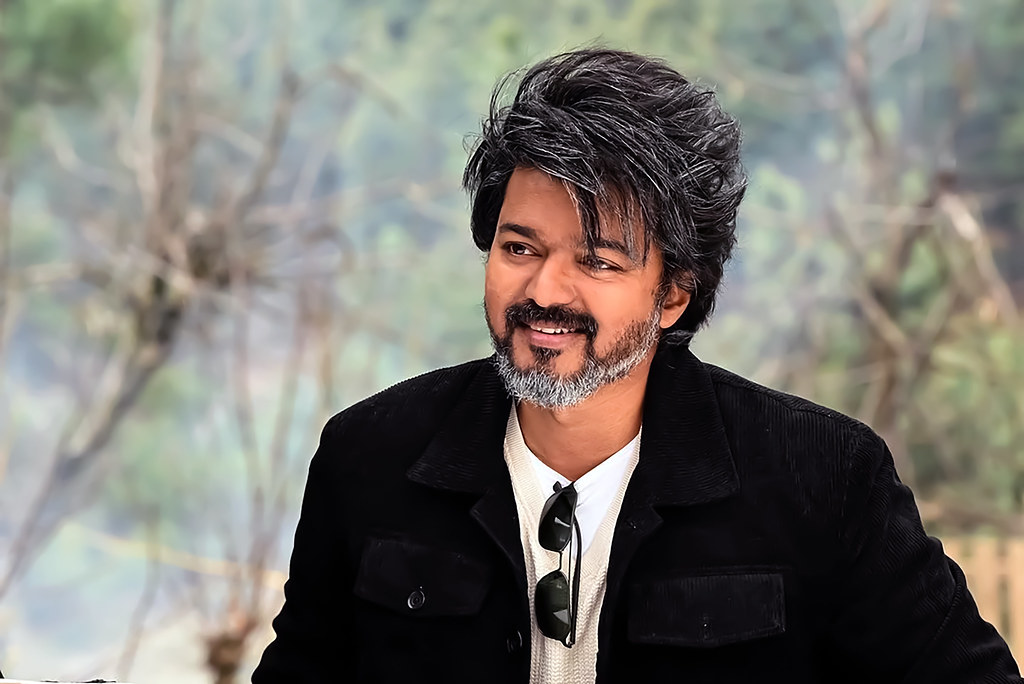 பிரம்மாண்ட சொகுசு காரை வாங்கிய நடிகர் விஜய்..! வைரலாகும் வீடியோ..! 3