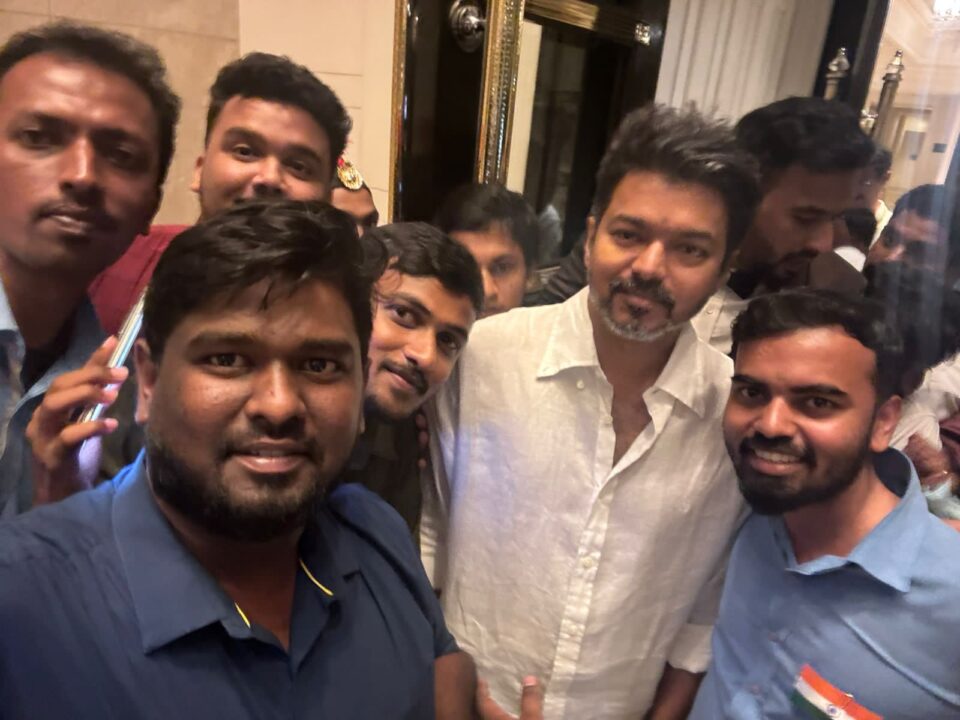 பாடலாசிரியர் விவேக் வீட்டு நிகழ்ச்சியில் கலந்துகொண்ட தளபதி விஜய்..! ஆசையாக போட்டோ எடுத்துக்கொண்ட ரசிகர்கள்..! 3