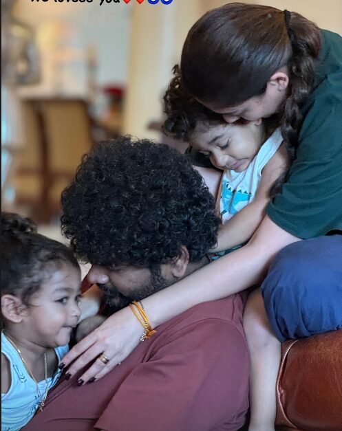 அம்மா வந்துட்டேன் செல்லங்களா..! ஷூட்டிங் முடிந்து வீட்டிற்கு வந்து மகன்களுடன் விளையாடும் நயன்தாரா..! 3