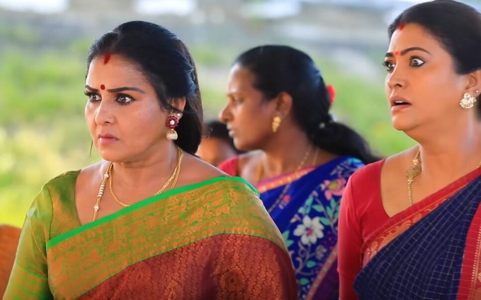 மீண்டும் வீட்டுக்குள் என்ட்ரி கொடுத்த தமிழ் செல்வி..! தனது கையாலேயே ஆர்த்தி எடுத்து வரவேற்ற ஈஸ்வரி..! 3