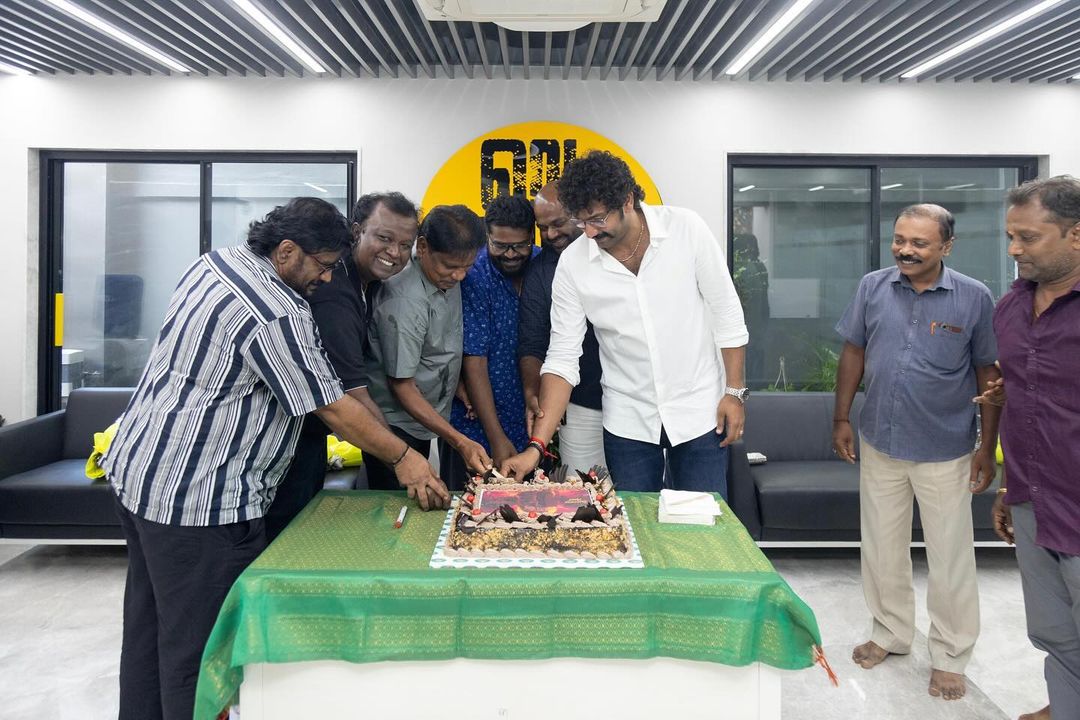 ஜெயிச்சிட்டோம் மாறா..! டிமான்டி காலனி 2 படத்தின் வெற்றியை கேக் வெட்டி கொண்டாடிய நடிகர் அருள்நிதி..! 3