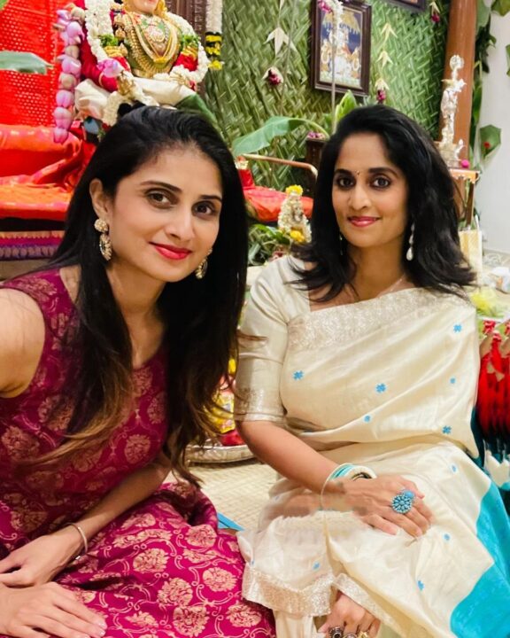தங்கை ஷாம்லி உடன் நடிகை ஷாலினி..! நடிகர் அஜித் வீட்டு வரலக்ஷ்மி பூஜை புகைப்படங்கள்..! 3