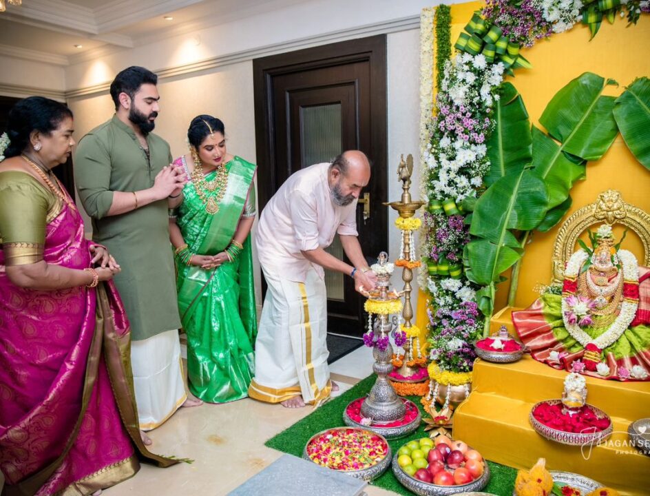 நடிகர் விஜயகுமார் வீட்டு வரலக்ஷ்மி விரத பூஜை..! மகள்களுடன் பூஜை செய்த நடிகர் விஜயகுமார்..! 3