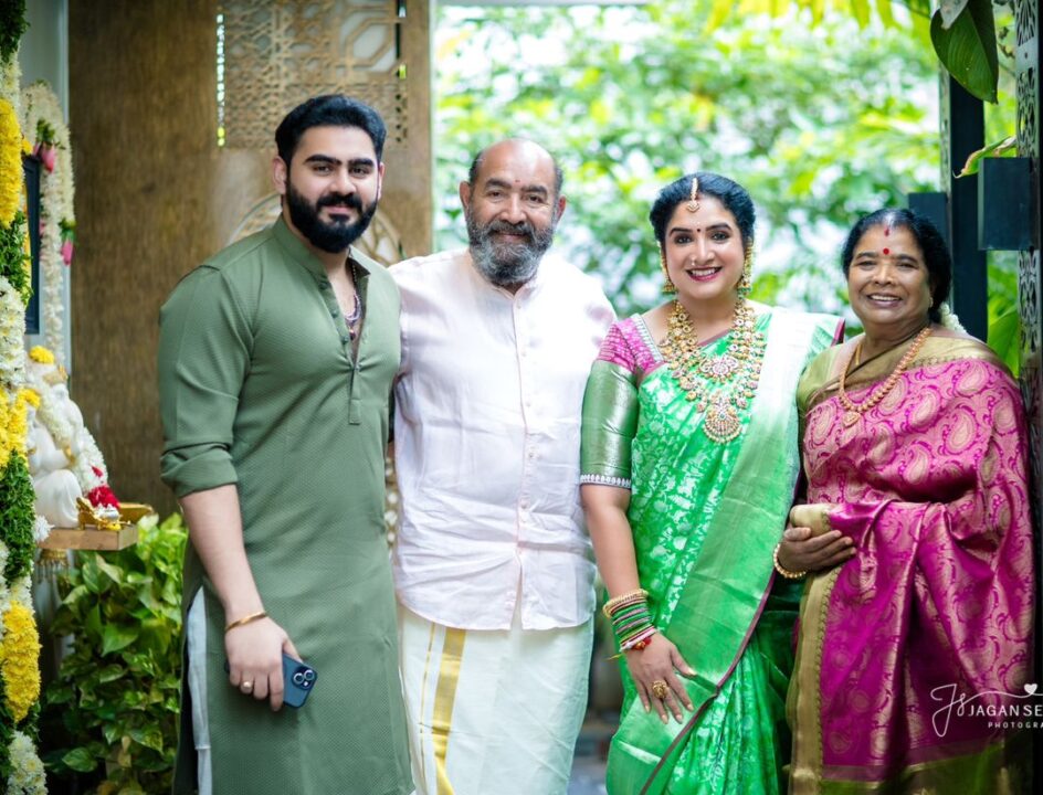 நடிகர் விஜயகுமார் வீட்டு வரலக்ஷ்மி விரத பூஜை..! மகள்களுடன் பூஜை செய்த நடிகர் விஜயகுமார்..! 5