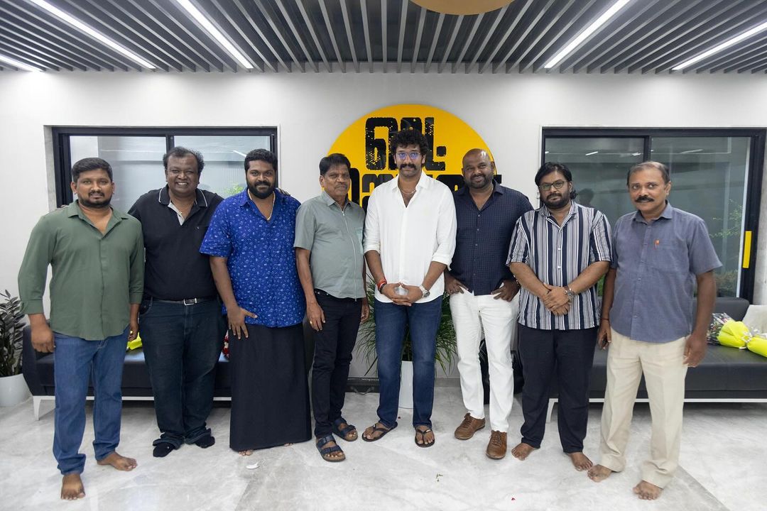 ஜெயிச்சிட்டோம் மாறா..! டிமான்டி காலனி 2 படத்தின் வெற்றியை கேக் வெட்டி கொண்டாடிய நடிகர் அருள்நிதி..! 5