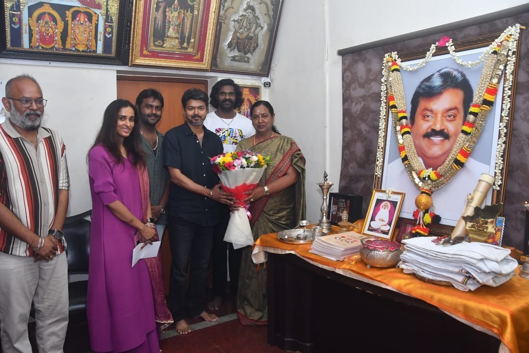 கேப்டன் விஜயகாந்த் வீட்டிற்கு சென்ற தளபதி விஜய்..! கேப்டன் புகைப்படத்தை பார்த்து கண் கலங்கிய தளபதி..! 3