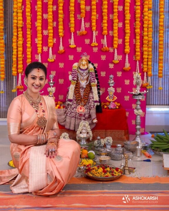 மனைவி ப்ரீத்தா உடன் வரலக்ஷ்மி பூஜையை வீட்டில் கொண்டாடிய இயக்குனர் ஹரி..! வைரலாகும் புகைப்படங்கள்..! 3
