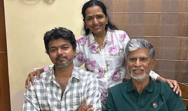 மனைவி மற்றும் பிள்ளைகளுடன் திரையரங்கில் GOAT படம் பார்த்த நடிகர் Vijay..! 3