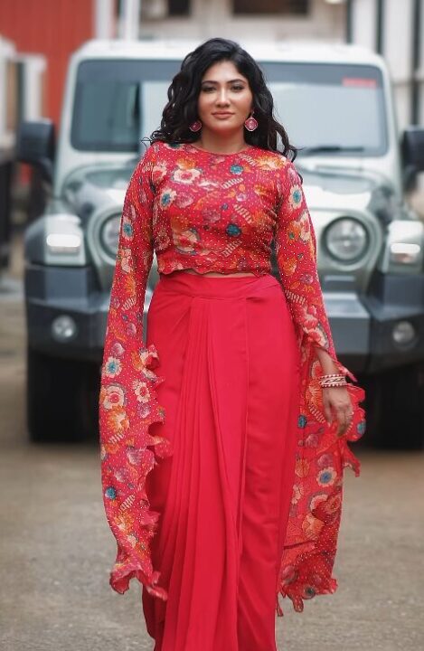 அடையாளம் தெரியாத அளவு ஹாலிவுட் நடிகை போல மாறிய BiggBoss Julie..! வைரலாகும் புகைப்படங்கள்..! 3