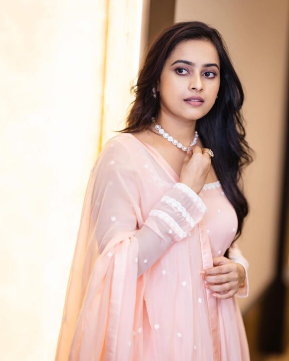 அழகில் அசத்தும் வருத்தப்படாத வாலிபர் சங்க தலைவி நடிகை Sri divya..! வைரலாகும் கியூட்டான புகைப்படங்கள்..! 5