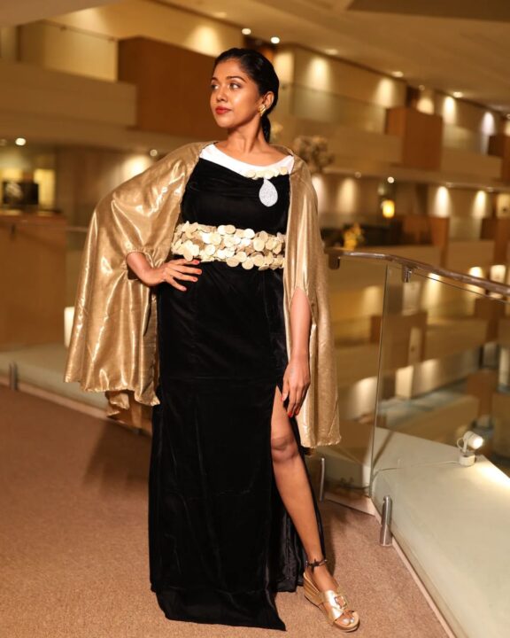 மிரட்டலான லுக்கில் மெட்ராஸ் பட நடிகை Riythvika..! புகைப்படங்களை பார்த்து அசந்துபோன இளைஞர்கள்..! 3