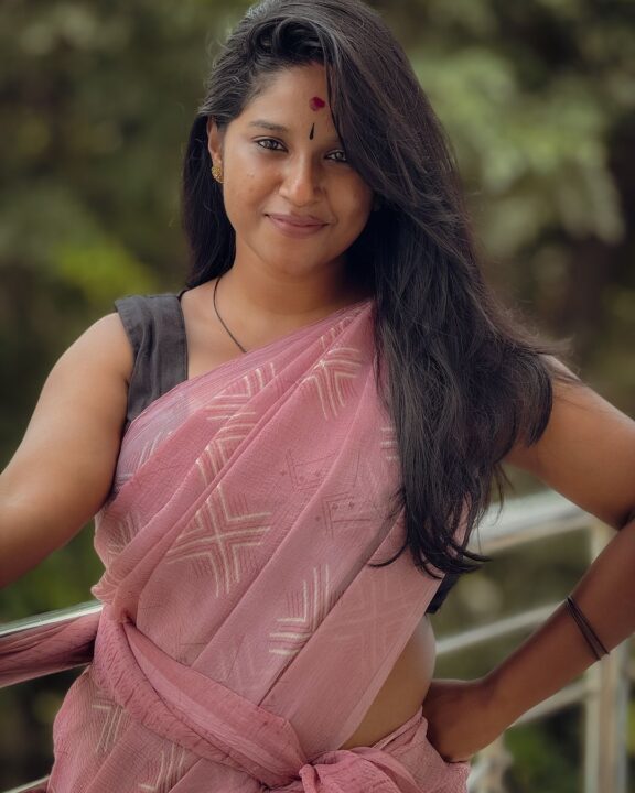 ஸ்லீவ்லெஸ் உடையில் தாறுமாறு..! போட்டோஷூட்டில் பங்கம் செய்யும் சுந்தரி சீரியல் நாயகி Gabriella..! 5
