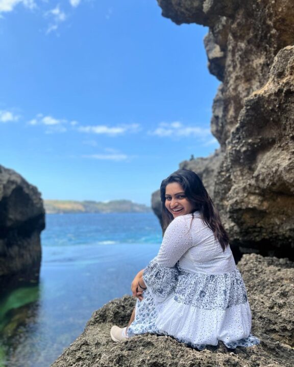 தீவில் விடுமுறையை கொண்டாடும் தமிழும் சரஸ்வதியும் சீரியல் நாயகி நக்ஷத்ரா நாகேஷ்..! வெளியான புகைப்படங்கள்..! 3