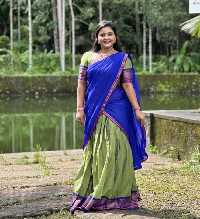 பாவாடை தாவணியில் பட்டையை கிளப்பும் கேரளத்து பெண்குட்டி மீனா..! வெளியான அழகிய புகைப்படங்கள்..! 3