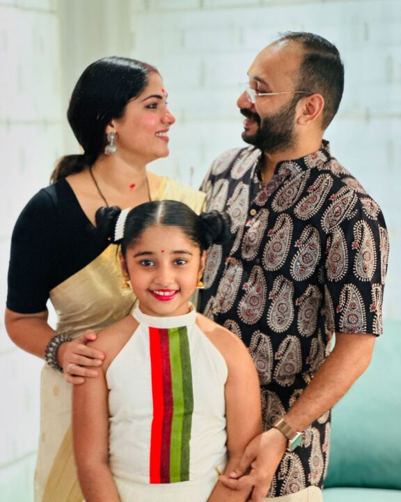 தாலியே தேவையில்லை நீதான் என் பொஞ்சாதி..! தாமிரபரணி பட கதாநாயகி Banu-ன் அழகிய குடும்ப புகைப்படங்கள்..! 3