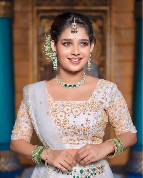 அழகில் தெறிக்கவிடும் Biggboss Janany..! இளைஞர்களை கவரும் புகைப்படங்கள் வைரல்..! 5