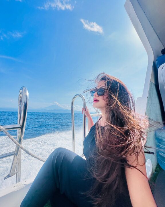 Bali நாட்டில் விடுமுறையை கொண்டாடும் எதிர்நீச்சல் சீரியல் ஜனனி..! செம்ம கூலாக வெளியிட்ட புகைப்படங்கள்..! 5