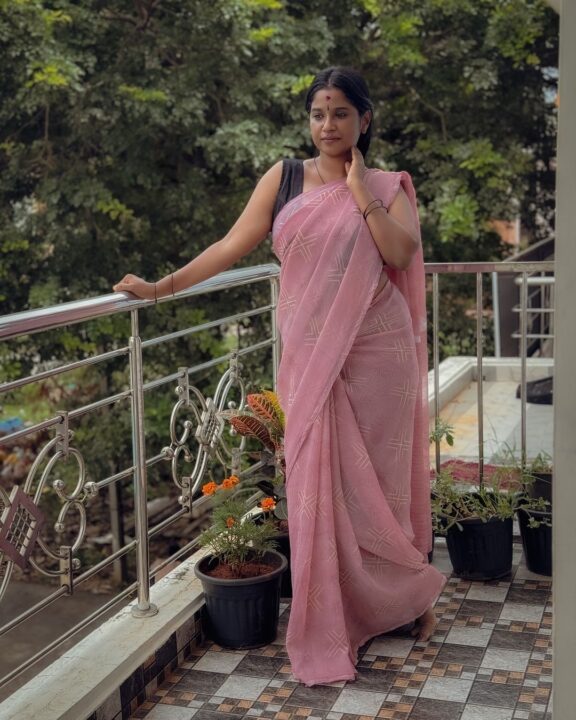 ஸ்லீவ்லெஸ் உடையில் தாறுமாறு..! போட்டோஷூட்டில் பங்கம் செய்யும் சுந்தரி சீரியல் நாயகி Gabriella..! 3