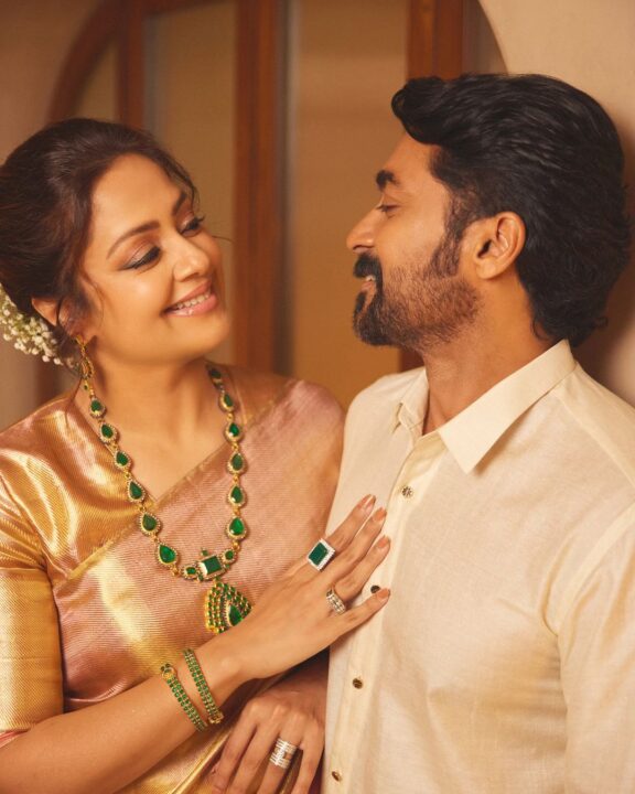 பார்த்து வாம்மா Jo..! மனைவி Jyothika உடன் உறவினர் திருமணத்திற்கு வந்த நடிகர் Suriya..! 3