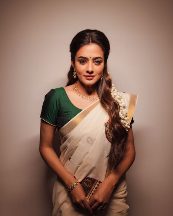 ஓணம் சேலையில் கலக்கும் முத்தழகு..! நடிகை Priyamani-ன் அசத்தலான புகைப்படங்கள்..! 3