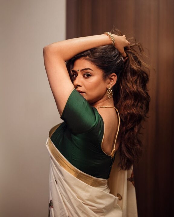 ஓணம் சேலையில் கலக்கும் முத்தழகு..! நடிகை Priyamani-ன் அசத்தலான புகைப்படங்கள்..! 5