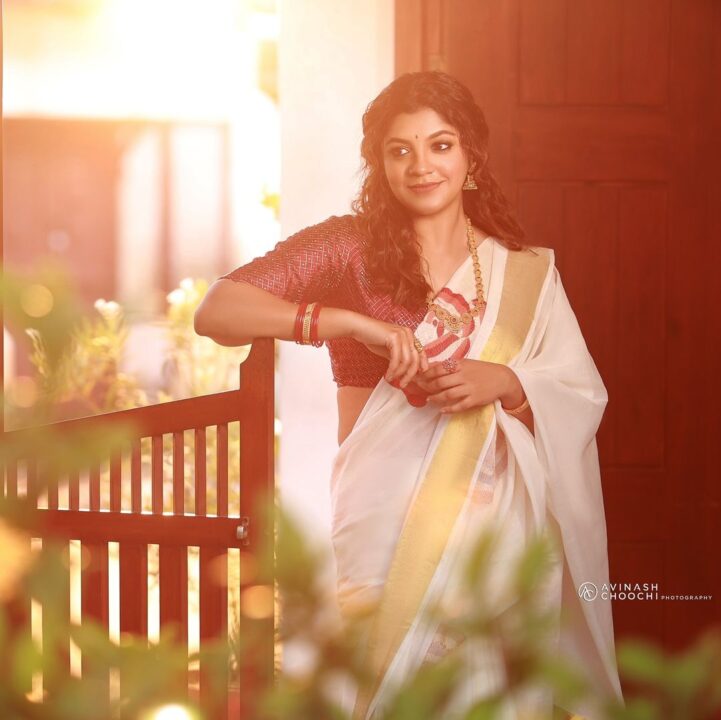 நீ இருக்குறியே ஓலைக்கொட்டாயா..! ஓணம் சேலையில் கலக்கும் நடிகை Abarna Balamurali..! 5