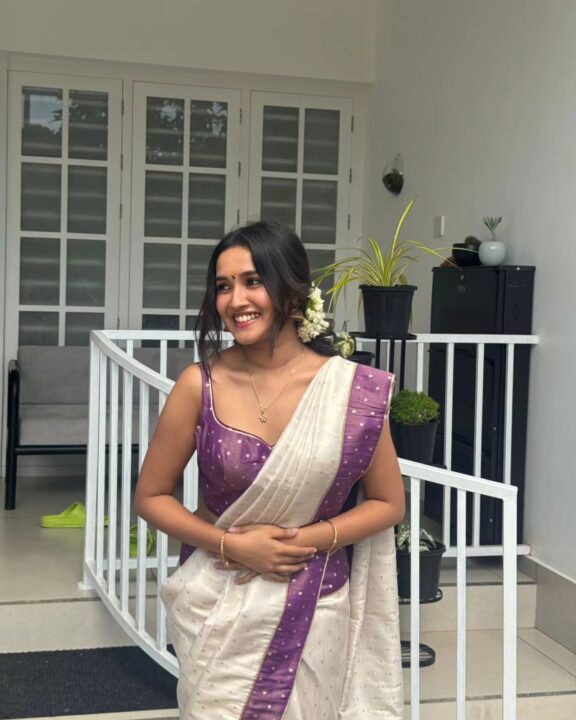 சேலையில் கலக்கும் நடிகை Anikha Surendran..! வைரலாகும் அழகிய புகைப்படங்கள்..! 5