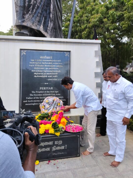 தந்தை பெரியார் பிறந்தநாளை முன்னிட்டு பெரியார் திடலில் த.வெ.க தலைவர் Vijay நேரில் மரியாதை..! 5