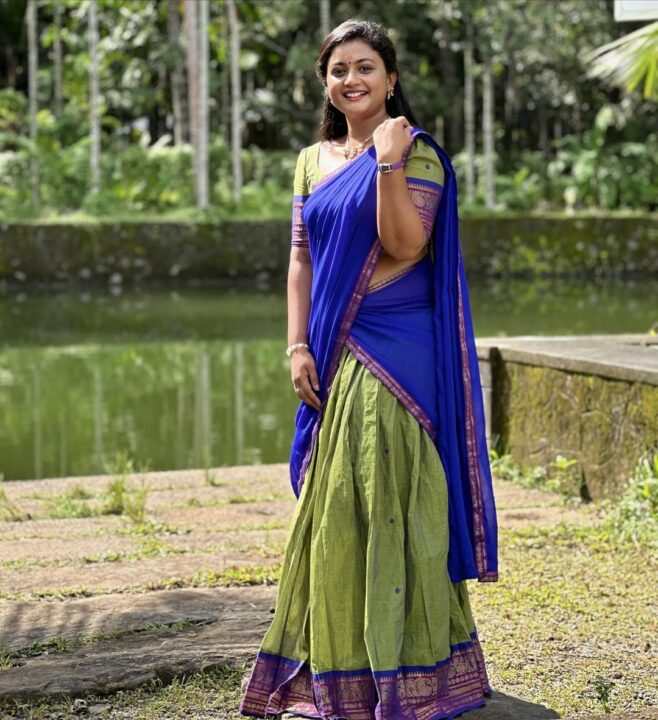 பாவாடை தாவணியில் பட்டையை கிளப்பும் கேரளத்து பெண்குட்டி மீனா..! வெளியான அழகிய புகைப்படங்கள்..! 5