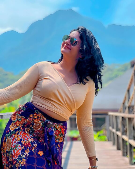 கச்சேரி ஆரம்பம் பட கதாநாயகியை நியாபகம் இருக்கா..? நடிகை Poonam Bajwa லேட்டஸ்ட் புகைப்படங்கள்..! 3