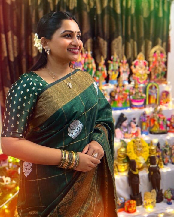 வீட்டில் நவராத்திரி கொலு வைத்த தமிழும் சரஸ்வதியும் சீரியல் நக்ஷத்ரா நாகேஷ்..! 5