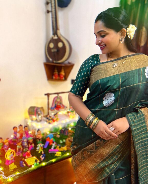 வீட்டில் நவராத்திரி கொலு வைத்த தமிழும் சரஸ்வதியும் சீரியல் நக்ஷத்ரா நாகேஷ்..! 3