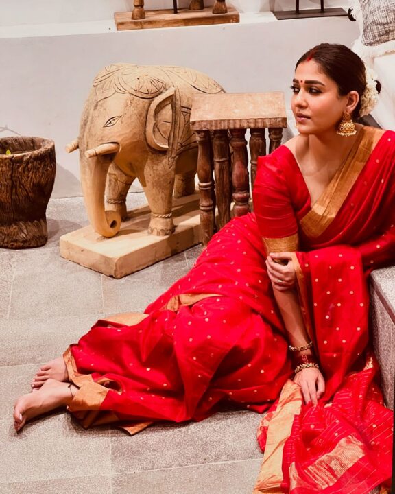 சிகப்பு நிற சேலை..! தலையில் மல்லிப்பூ..! போட்டோஷூட்டில் கலக்கும் நடிகை Nayanthara..! 5