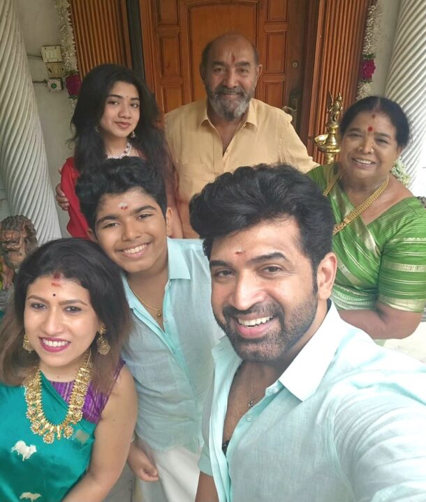 நடிகர் அருண் விஜய் வீட்டு தீபாவளி கொண்டாட்டம்..! குடும்பத்துடன் தீபாவளியை கொண்டாடிய அருண்விஜய்..! 3