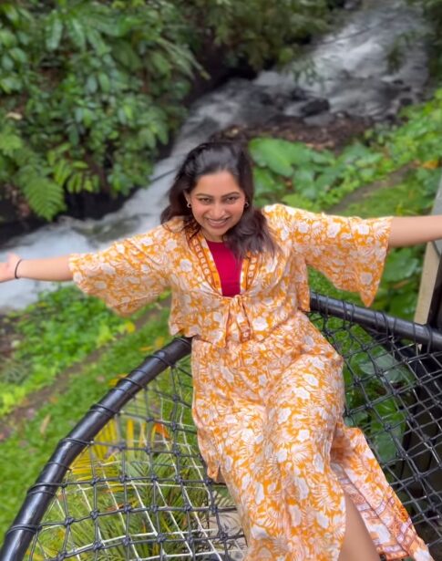 கணவருடன் விடுமுறை கொண்டாட்டத்தில் சீரியல் நடிகை நக்ஷத்ரா நாகேஷ்..! 4 கணவருடன் விடுமுறை கொண்டாட்டத்தில் சீரியல் நடிகை நக்ஷத்ரா நாகேஷ்..! 3