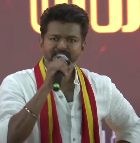 நான் பயந்துட்டேனு அர்த்தம் இல்லை..! நான் நாகரீகமான அரசியல்வாதி..! TVK விஜய்..! 4 நான் பயந்துட்டேனு அர்த்தம் இல்லை..! நான் நாகரீகமான அரசியல்வாதி..! TVK விஜய்..! 3