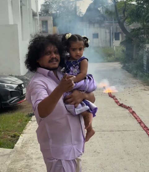 குடும்பத்துடன் தீபாவளியை கொண்டாடிய விஜய் டிவி புகழ்..! 3