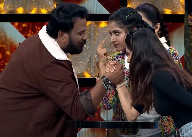 நிகழ்ச்சியில் பாலி*ல் சீண்டல்..! ஆண் போட்டியாளரிடம் அநாகரிகமாக நடந்துகொண்ட பெண்..! வைரலாகும் அதிர்ச்சி வீடியோ..! 3