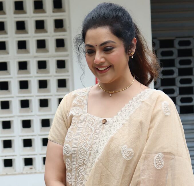 தோழியுடன் செம்ம கியூட்டாக ரீல்ஸ் வீடியோ செய்த நடிகை மீனா..! 3